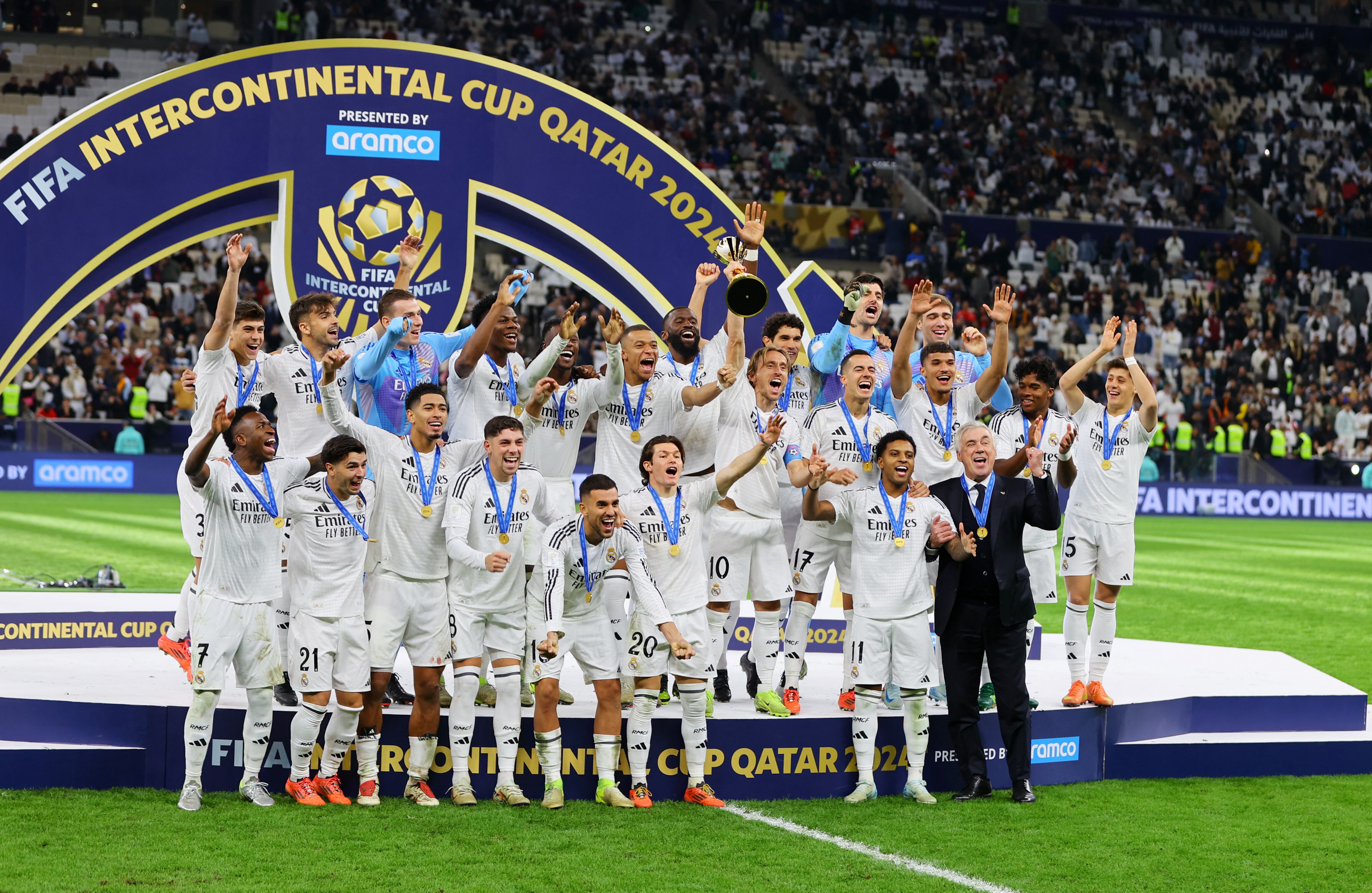 ¡Modric levantó la Copa Intercontinental! El croata se hace cargo del cuarto trofeo del torneo del Real Madrid.