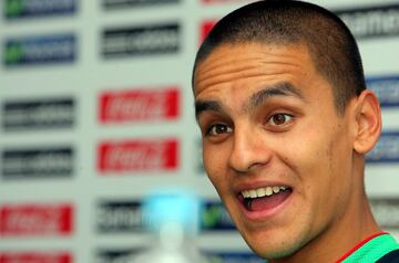 Hernández también levantó el título del mundo con la Selección Mexicana en 2005. El mediocampista, tras dar una gran demostración de futbol en ese torneo, probó suerte con Barcelona, pero regresó a México para jugar con Atlas. Formó parte del Tri preolímpico.