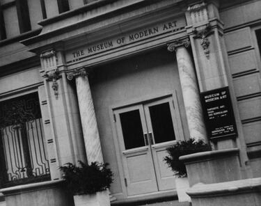 El Museum of Modern Art (MoMA) abrió sus puertas en 1929. Es una entidad privada sin ánimo de lucro fundada por las filántropas Lillie P. Bliss, Mary Quinn Sullivan y Abby Aldrich Rockefeller. Supuso un antes y un después en la difusión y validación del arte contemporáneo y se ha convertido en un referente mundial del siglo XX. En sus paredes hay obras como Las señoritas de Avignon, de Picasso o La noche estrellada, de Van Gogh.