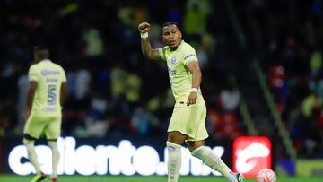 MEX4021. CIUDAD DE MÉXICO (MÉXICO), 14/09/2022.- Roger Martínez del América celebra un autogol del Santos hoy, durante un partido de la jornada 5 del Torneo Apertura 2022 del fútbol mexicano realizado en el estadio Azteca en Ciudad de México. EFE/Isaac Esquivel
