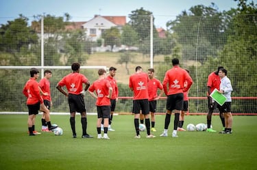 El Almería busca redención frente a un Sporting mermado por las bajas