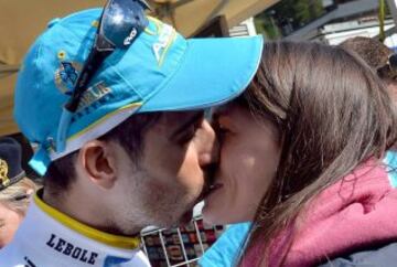 El ciclista italiano Fabio Aru del equipo Astrana Pro con su novia tras su victoria en la decimonovena etapa del Giro.