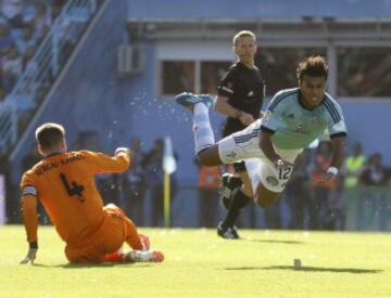 El defensa del Real Madrid Sergio Ramos (i) y el centrocampista del Celta de Vigo Rafinha Alcántara.