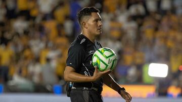 MEX6092. MONTERREY (MEXICO), 25/05/2023.- El árbitro central Fernando Guerrero reacciona, durante un juego por la final de ida del torneo Clausura 2023 de la Liga MX hoy, en el estadio Universitario, en Monterrey, Nuevo León (México). EFE/Antonio Ojeda