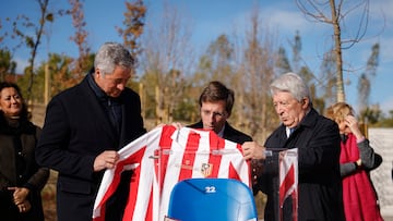 MADRID, 09/12/2024.- El alcalde de Madrid, José Luis Martínez-Almeida (c), acompañado del presidente del Atlético de Madrid, Enrique Cerezo (d), y algunas de las leyendas del club, han inaugurado este lunes el nuevo parque del Atlético de Madrid, ubicado en el mismo espacio que ocupaba el terreno de juego del Vicente Calderón antes de su desaparición en el año 2017. El alcalde, representantes del club y algunas de las leyendas rojiblancas han oficiado la introducción de una ?cápsula del tiempo? en el punto en el que se situaba el centro del Vicente Calderón, donde se ha introducido una urna con una pieza de césped, una piedra y una butaca del antiguo estadio del Atlético de Madrid. EFE/Atlético de Madrid -SOLO USO EDITORIAL/SOLO DISPONIBLE PARA ILUSTRAR LA NOTICIA QUE ACOMPAÑA (CRÉDITO OBLIGATORIO)-