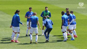 El once del Rayo, calentando en Las Gaunas.