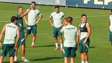 Fede San Emeterio recibiendo órdenes de Gaizka Garitano en un entrenamiento en la Ciudad Deportiva Bahía de Cádiz.