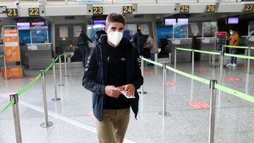 Mikel Landa, en el aeropuerto de Bilbao, minutos antes de tomar su vuelo a Budapest.