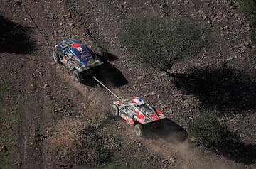 Brian Baragwanath de Century Racing y su copiloto Leonard Cremer remolcan a Mathieu Serradori del equipo Serradori Racing y su copiloto Loic Minaudier durante la etapa 11.