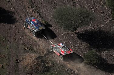Brian Baragwanath de Century Racing y su copiloto Leonard Cremer remolcan a Mathieu Serradori del equipo Serradori Racing y su copiloto Loic Minaudier durante la etapa 11.