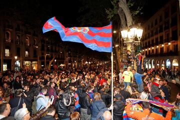 Los aficionados del Barcelona celebraron en la Fuente de Canaletas la consecucion del titulo de Liga tras derrotar al Levante.