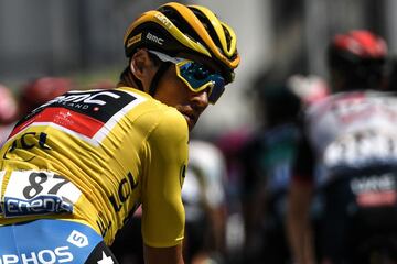 El belga Greg Van Avermaet, vistiendo el maillot amarillo de líder general