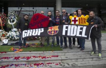 Seguidores rindiendo homenaje a Johan Cruyff fuera del Camp Nou.