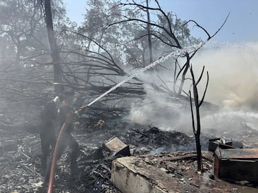 Rescatistas trabajan en el lugar del accidente aéreo en la ciudad de Ahmedabad.