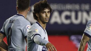 GRAF2619. PAMPLONA, 17/06/2020. El centrocampista portugu&eacute;s del Atl&eacute;tico de Madrid, Joao Felix (2i), tras conseguir el primer gol del equipo madrile&ntilde;o durante el encuentro correspondiente a la jornada 29 de primera divisi&oacute;n que