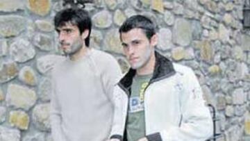 <b>GESTOS SERIOS. </b>Sarriegi y Orbaiz, en la foto, llegaron juntos a la comida.