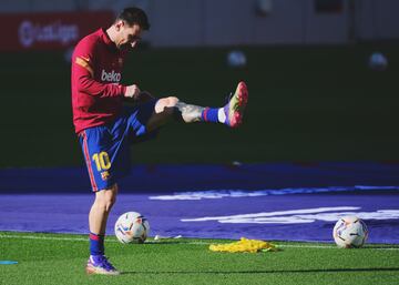 Lionel Messi durante el calentamiento antes del encuentro frente al Osasuna. 