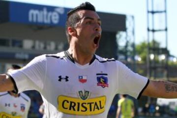 Paredes, el goleador albo, celebra su gol en la fecha 10 ante el Campanil.