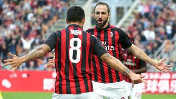 Higuain y Suso celebran uno de los goles del Milan.