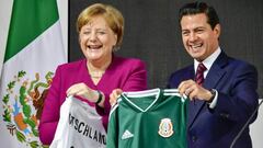 Enrique Peña Nieto y Angela Merkel intercambian camisetas