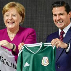 Enrique Peña Nieto y Angela Merkel intercambian camisetas