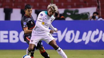 AMDEP9260. QUITO (ECUADOR), 12/04/2022.- Julio Joao Ortiz (d) de LDU disputa el balón con Marco Collao de Antofagasta hoy, en un partido de la Copa Sudamericana entre LDU Quito y Antofagasta en el estadio Rodrigo Paz Delgado en Quito (Ecuador). EFE/José Jácome