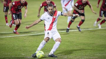 Mario Su&aacute;rez, lanzando un penalti con el Rayo.