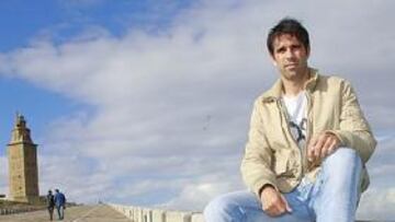 <b>EL CONSTRUCTOR. </b>Valerón, que posa junto a la Torre de Hércules, será el encargado de llevar la manija del Deportivo en el derbi.