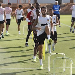 La plantilla del Valencia se 'moja' por Mateu Alemany