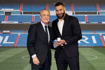 El presidente Florentino Pérez entregó a Benzema la insignia de oro y brillantes del Real Madrid.