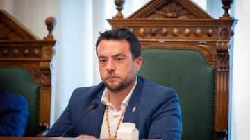 El caso del ya exalcalde de Badalona ha sido uno de los m¨¢s sonados: el pol¨ªtico del PSC fue detenido el 22 de abril por saltarse el confinamiento y estar conduciendo en estado de embriaguez. Adem¨¢s, fue acusado de una presunta agresi¨®n a los agentes de los Mossos. Tras el episodio, su ca¨ªda ha sido fulminante: el partido suspendi¨® su militancia y tuvo que dimitir de su cargo de alcalde.