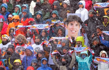 Aficionados del español Ot Ferrer Martínez animan en las gradas durante las semifinales de velocidad masculina de esquí de montaña.