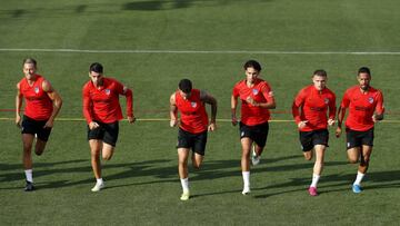 Marcos Llorente, Morata, Hermoso, João Félix, Trippier y Lodi, en un entrenamiento del Atlético de Madrid.