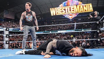 Momento en que CM Punk atacó a Roman Reigns en Smackdown.