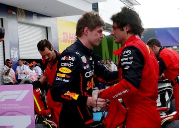 Max Verstappen saludando a  Carlos Sainz Jr.