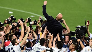 La plantilla del Madrid mantea a Zidane en La Rosaleda.