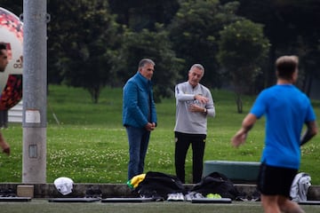 Carlos Quieroz se reune con Gustavo Alfaro en el entrenamiento de Boca Juniors en la ciudad de Bogotá