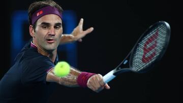 Roger Federer devuelve una bola ante Filip Krajinovic durante su partido en el Open de Australia.