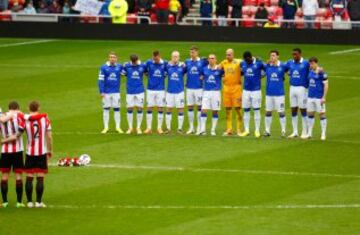 minuto de silencio para conmemorar el 25 aniversario del desastre de Hillsborough antes del partido de la Premier League entre Sunderland y Everton en el Estadio de la Luz