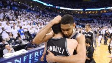 El abrazo entre dos mitos tras la victoria: Tim Duncan y Manu Ginóbili.