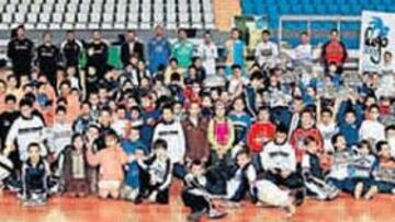 <b>CON LOS NIÑOS. </b>Jugadores de los equipos participantes en la Copa impartieron un campus en Lugo.
