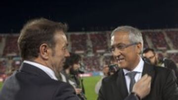 El entrenador del RCD Mallorca, Gregorio Manzano, saluda al entrenador del Celta de Vigo, Abel Resino.