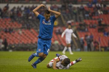 En el Clausura 2017 debutó con el Pachuca, pero un año después mostró su nivel con el Necaxa. Posteriormente firmó con Cruz Azul teniendo grandes actuaciones durante la temporada regular y disputando todos los duelos.