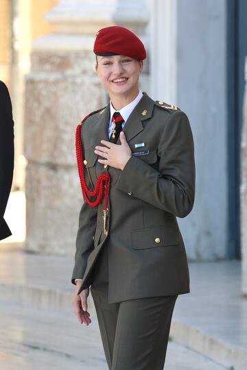 La Princesa Leonor agradece el cariño a las personas que la esperaban a la salida de La Seo del Salvador de Zaragoza.