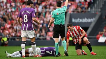 Athletic Bilbao's Spanish defender #03 Dani Vivian (R) receives a yellow card during the Spanish league football match between Athletic Club Bilbao and Real Valladolid FC at San Mames Stadium in Bilbao on February 23, 2025. (Photo by ANDER GILLENEA / AFP)