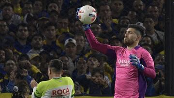 Boca Juniors' goalkeeper Agustin Rossi (R) vies for the ball with Defensa y Justicia's Uruguayan forward Miguel Merentiel during their Argentine Professional Football League quarterfinal match at La Bombonera stadium in Buenos Aires, on May 10, 2022. (Photo by Juan MABROMATA / AFP)