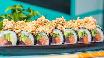 El restaurante que sirve sushi tropical en el barrio más bohemio de Madrid: platos desde 8 euros en un barco de madera