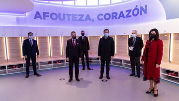 Carlos Mouri&ntilde;o, presidente del Celta; Alberto N&uacute;&ntilde;ez Feijoo, presidente de la Xunta de Galicia; y Nidia Ar&eacute;valo, alcaldesa de Mos; posan en el vestuario durante la inauguraci&oacute;n de la Cidade Deportiva Afouteza. 