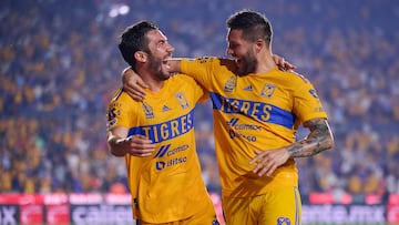 Juan Pablo Vigón y André-Pierre Gignac festejan un gol en contra del Toluca.