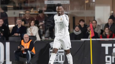 CARTAGENA (MURCIA), 06/01/2025.- El centrocampista francés del Real Madrid Eduardo Camavinga celebra el segundo gol ante de la Deportiva Minera durante el partido correspondiente a los dieciseisavos de final de la Copa del Rey, que están disputando este lunes en el estadio Cartagonova en Cartagena. EFE/Marcial Guillén
